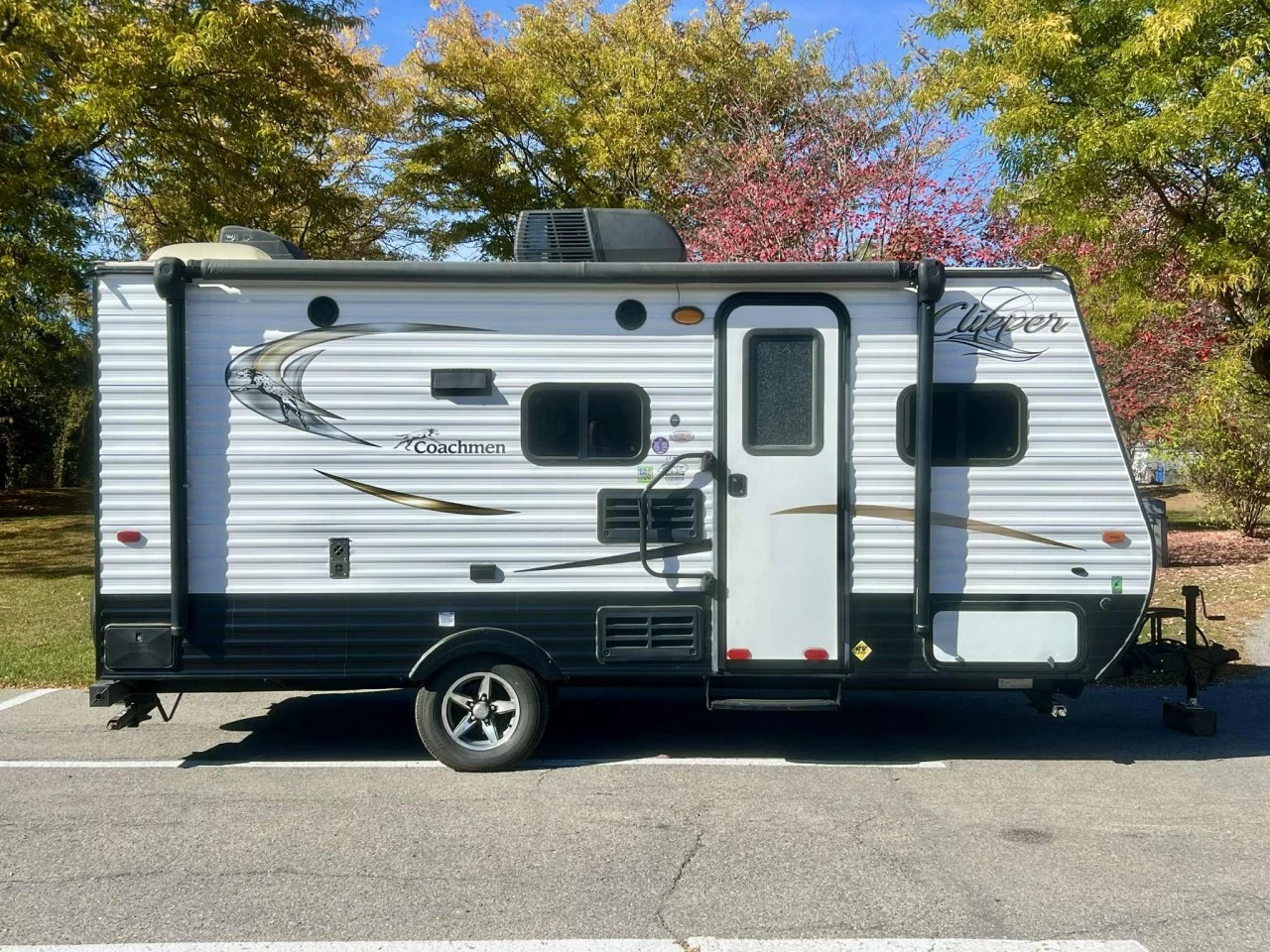 2017 FOREST RIVER COACHMAN CLIPPER 17 BH + BUNK BEDS + COUCHE 5 PERSONNE + COULEUR MODERNE + CONDITION A1  Image principale