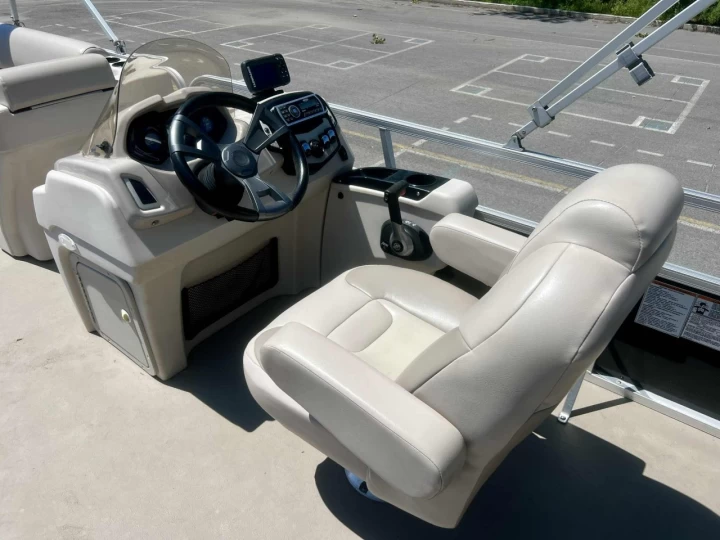 2014 PRINCECRAFT VECTRA 21 CLASSIC EDITION + MERCURY 115 H.P + ENSEMBLE SPORT 3 QUILLES + TOIT BIMINI + TOIT CAMPEUR + TOILE + REMORQUE 