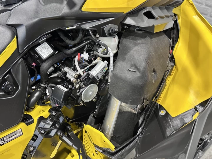2025 BRP SKI-DOO RENEGADE X-RS 900 TURBO ''R'' 180 H.P + REV GEN5 + 10714 KM + COULEUR RARE & A1 