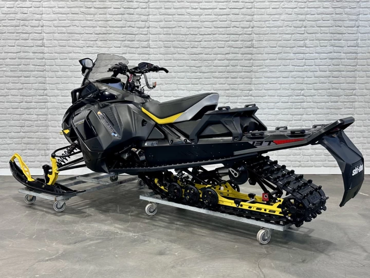 2024 BRP SKI-DOO RENEDAGE ADRENALINE AVEC ENSEMBLE ENDURO 9AA cc ACE EFI 137'' + SEULEMENT 2951 KM + ECRAN 10'' + REV GEN5 + RARE & A1 