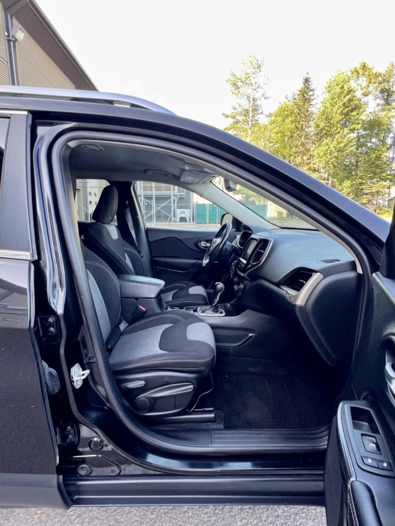 2014 JEEP CHEROKEE EDITION NORTH + V6 + 4X4 + 5 PASSAGERS + 196750 KM + PAS DE ROUILLE A1  Image principale