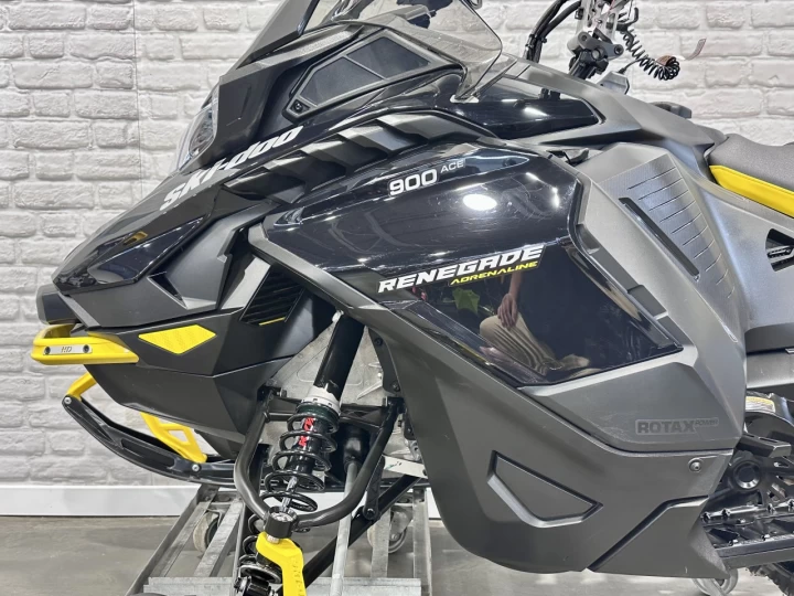 2024 BRP SKI-DOO RENEDAGE ADRENALINE AVEC ENSEMBLE ENDURO 9AA cc ACE EFI 137'' + SEULEMENT 2951 KM + ECRAN 10'' + REV GEN5 + RARE & A1 