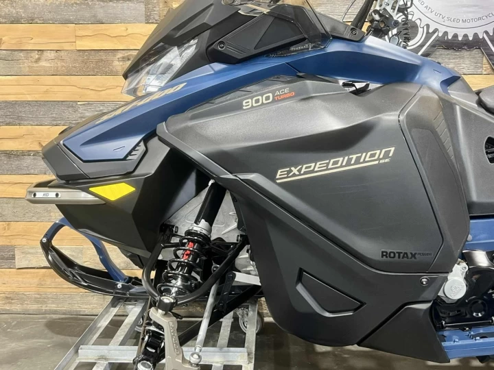 2025 BRP SKI-DOO EXPEDITION S.E-SPECIAL EDITION 900 ACE TURBO EFI 130 H.P + ITC + WT-WIDE TRACK 20'' + BANC DOUBLE + COFFRE LINQ + GARANTIE 