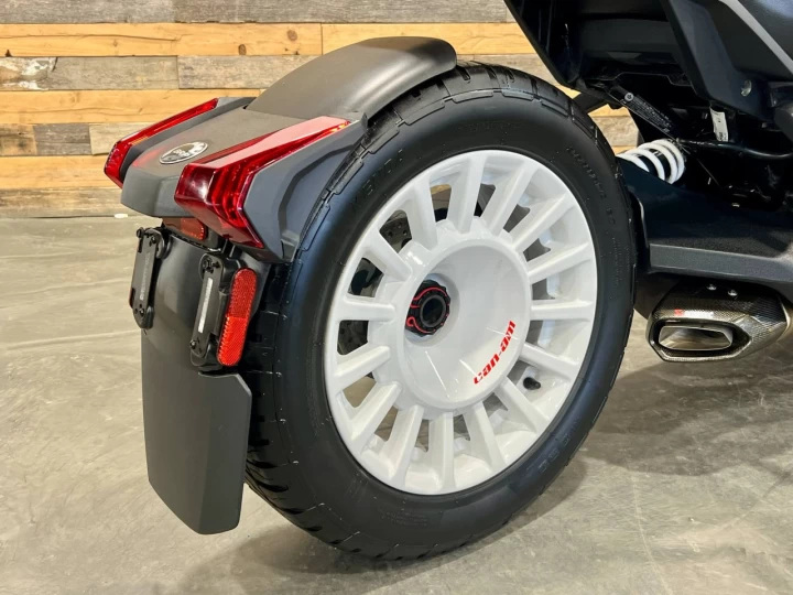 2022 BRP CAN-AM RYKER RALLY 900 + BANC PASSAGER & DOSSIER + PARE-BRISE + AKRAPOVIC + 4385 KM 