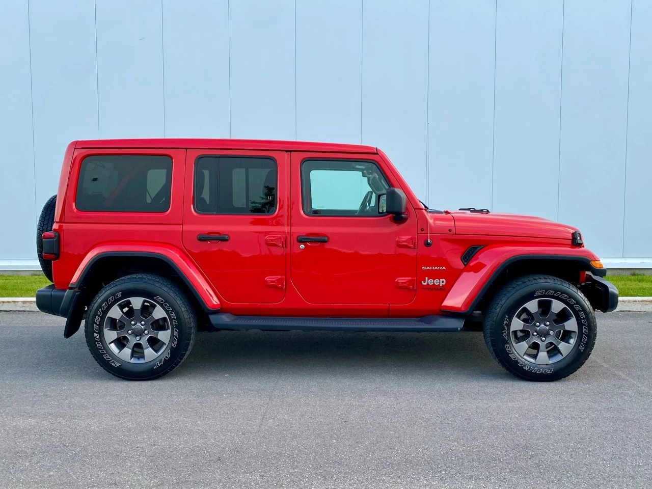 2019 JEEP WRANGLER UNLIMITED EDITION SAHARA 4X4 + TOIT ELECTRIQUE SKY + INYERIEUR CUIR +COULEUR RARE  Image principale
