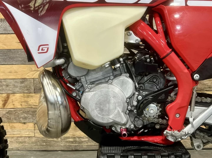 2023 GASGAS EC 300 EFI + 2 TEMPS A INJECTION D'HUILE + DEMARREUR ELECTRIQUE + SEULEMENT 20 HR + RARE & A1 
