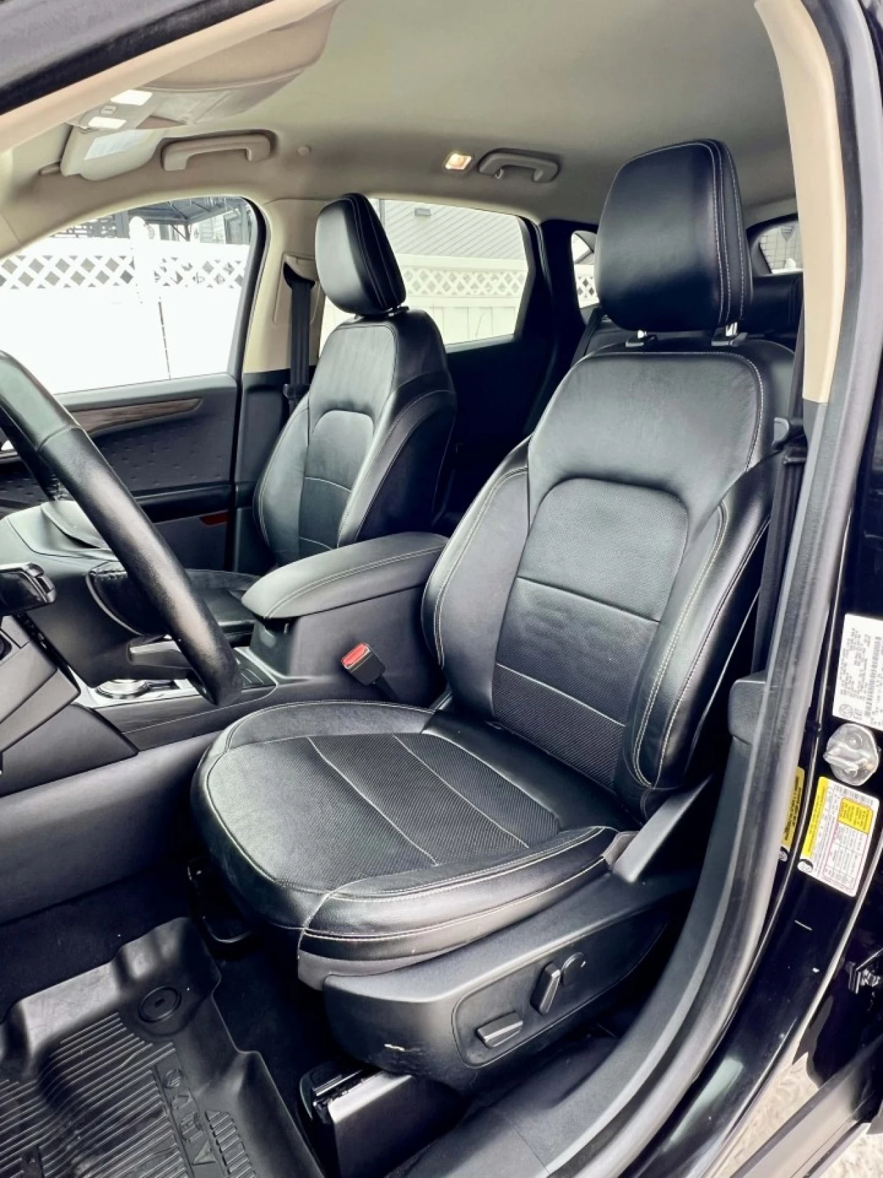 2020 FORD ESCAPE TITANIUM HYBRIDE AWD + 91150 KM + MODELE LUXUEUX & TOUTE ÉQUIPÉE  Image principale