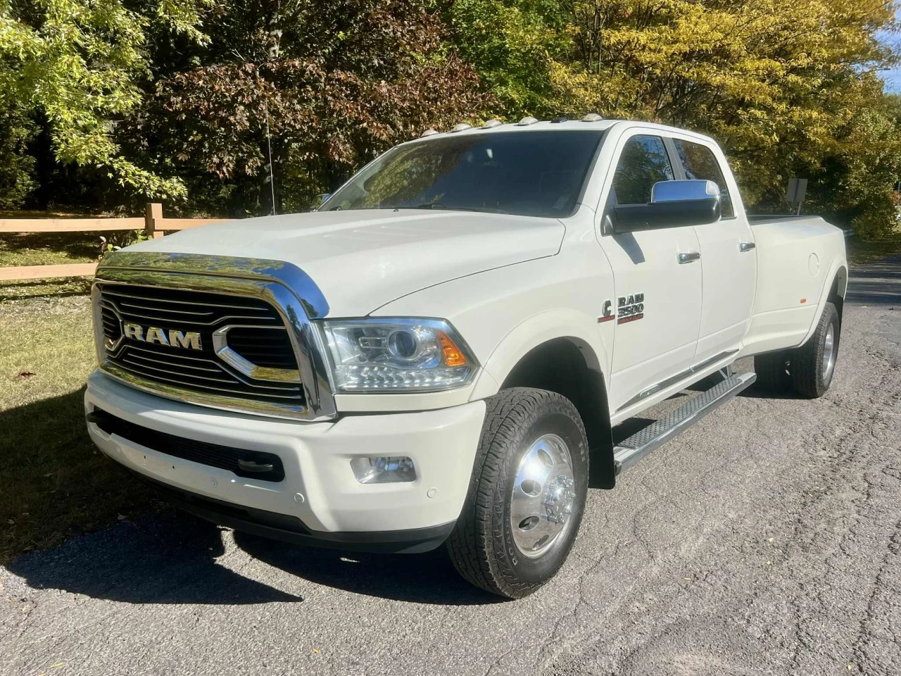 2017 RAM 3500 VERSION LIMITED + CUMMINS 6.7L TURBO DIESEL + CREW CAB + DRW 6 ROUES + TOUTE ÉQUIPÉE + RARE & A1  Main Image