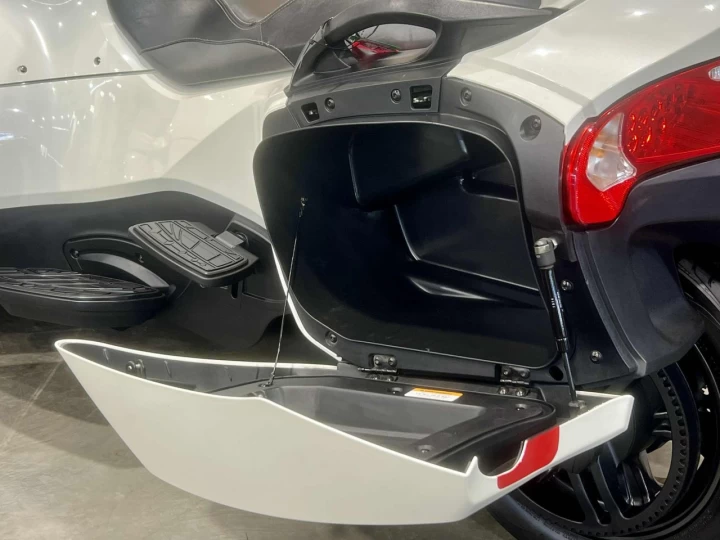 2015 BRP CAN-AM SPYDER RT-S SE-6 (SEMI-AUTOMATIQUE) + ROTAX 1330 cc ACE EFI + 63044 KM 