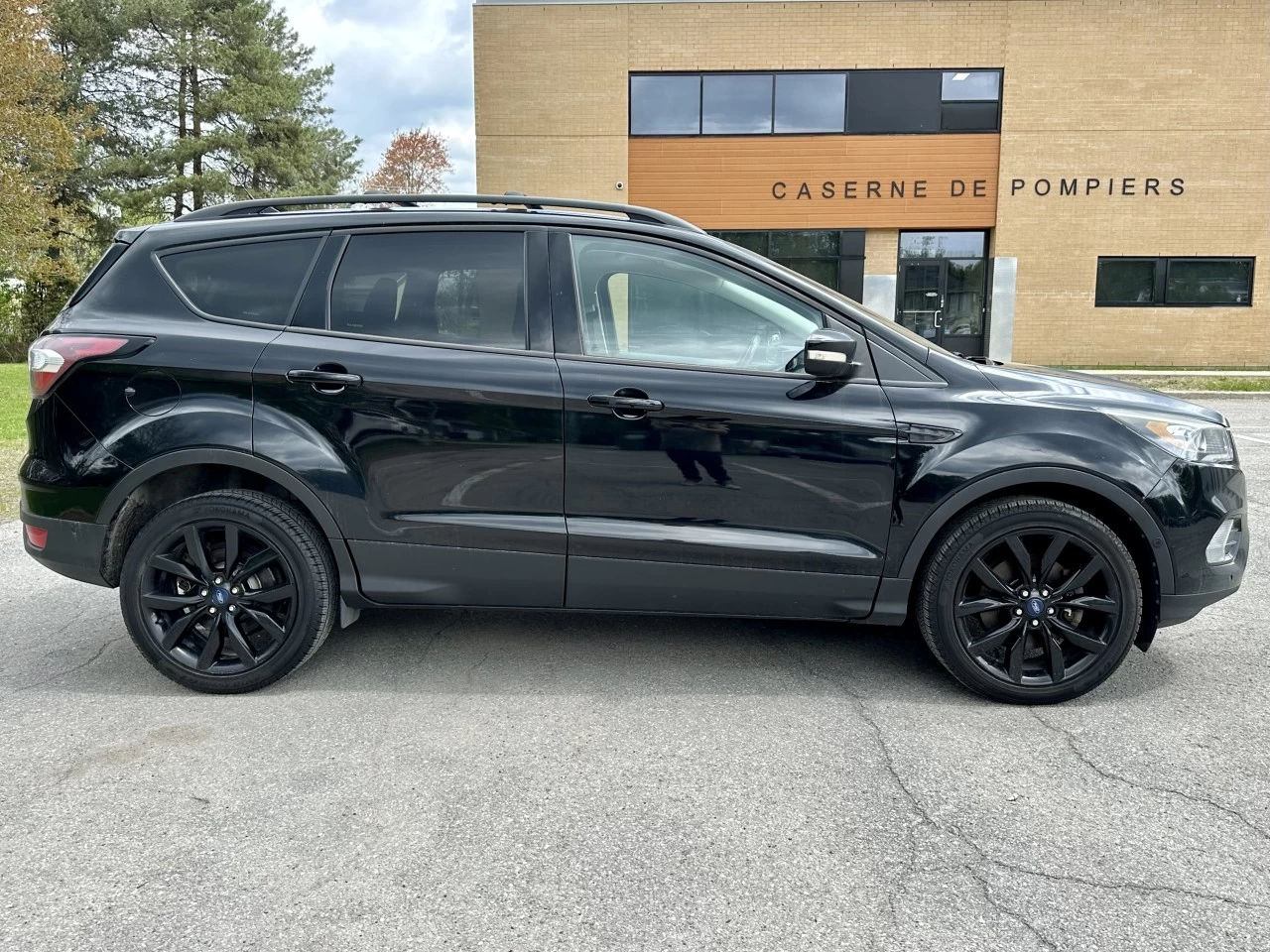 2017 FORD ESCAPE TITANIUM 4WD + 2.0L ECOBOOST + 172524 KM + TOUTE NOIR  Image principale