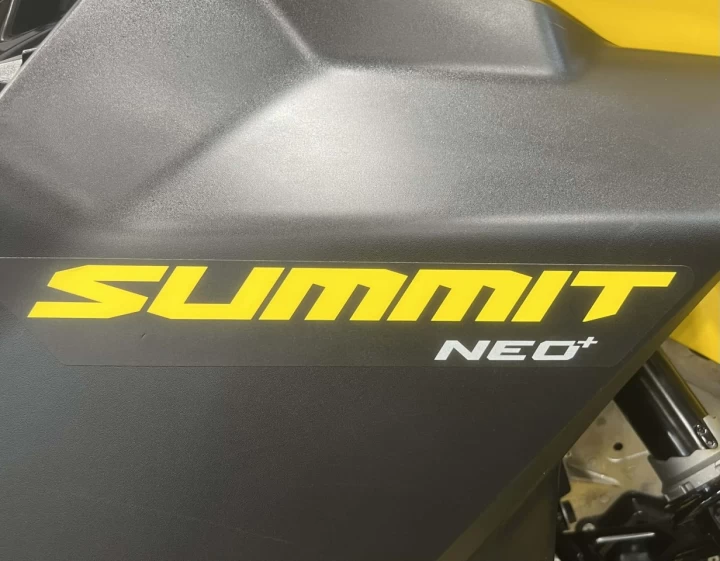 2023 BRP SKI-DOO SUMMIT NEO+ PREMIUM 600 EFI 55 H.P 146'' + SEULEMENT 1035 KM + REV GEN4 + RARE & CONDITION A1 