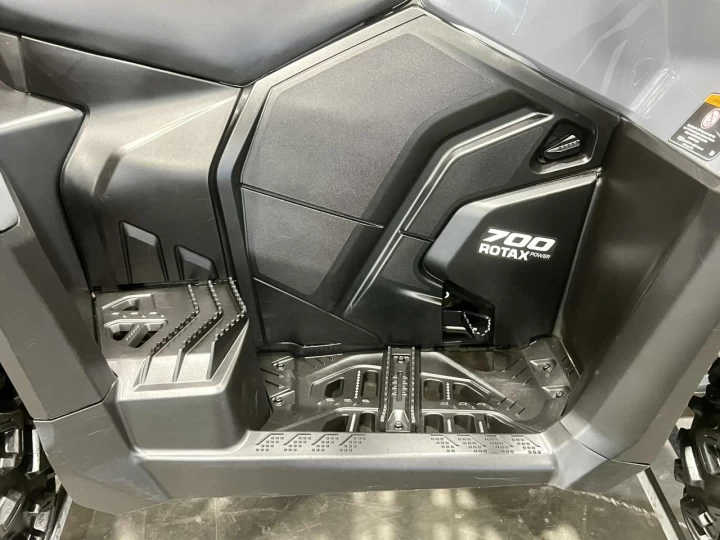 2024 BRP CAN-AM OUTLANDER MAX XT 700 EFI + DPS + 4X4 + SEULEMENT 564 KM + RARE & CONDITION A1 