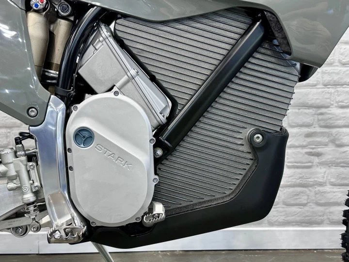 2026 STARK FUTURE VARG EX 60 HP @ 80 HP (ALPHA) 100% ELECTRIQUE MX LÉGALE SUR ROUTE + NEUF + GARANTIE 2 ANS 