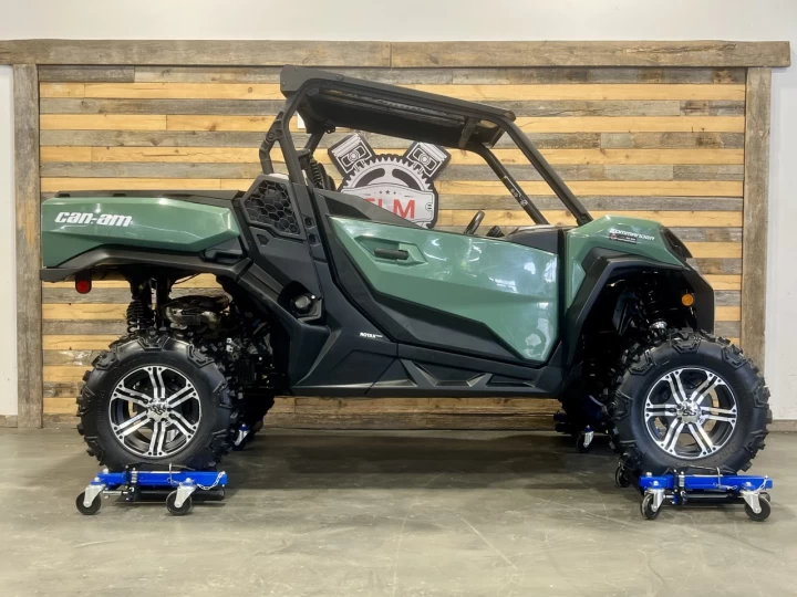 2025 BRP CAN-AM COMMANDER 700 EFI + 4X4 + DPS + MAGS & PNEUS NEUFS + SEULEMENT 2759 KM + RARE & CONDITION A1 
