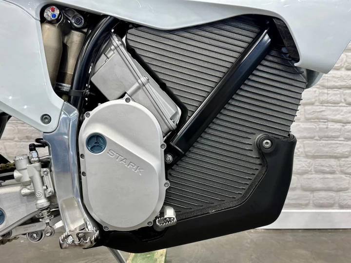2026 STARK FUTURE VARG SM = SUPERMOTARD 60HP @ 80 HP + 100% VE MOTO ÉLECTRIQUE LÉGALE SUR ROUTE + NEUF + GARANTIE 2 ANS 