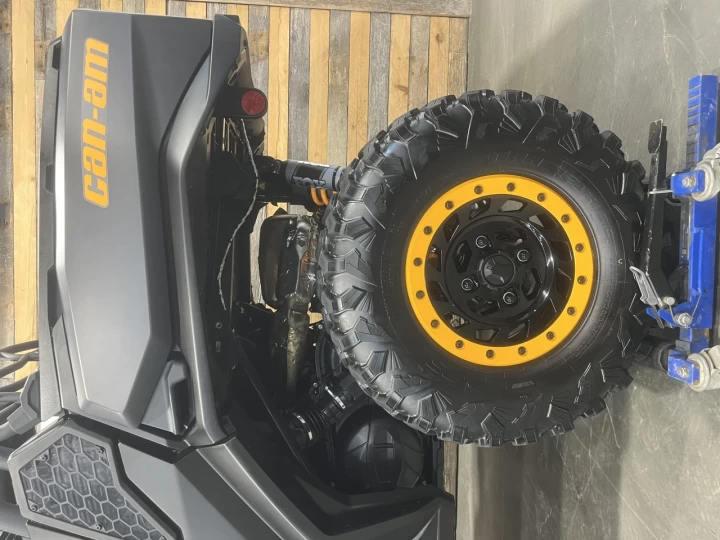 2025 BRP CAN-AM COMMANDER XT-P 1000R EFI + 4WD + DPS + FOX + SEULEMENT 1049 KM + RARE & IMPECCABLE A1 