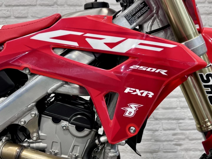 2024 HONDA CRF 250R PGM-FI + 4 TEMPS + SEULEMENT 52.5 HEURES + RARE & A1 
