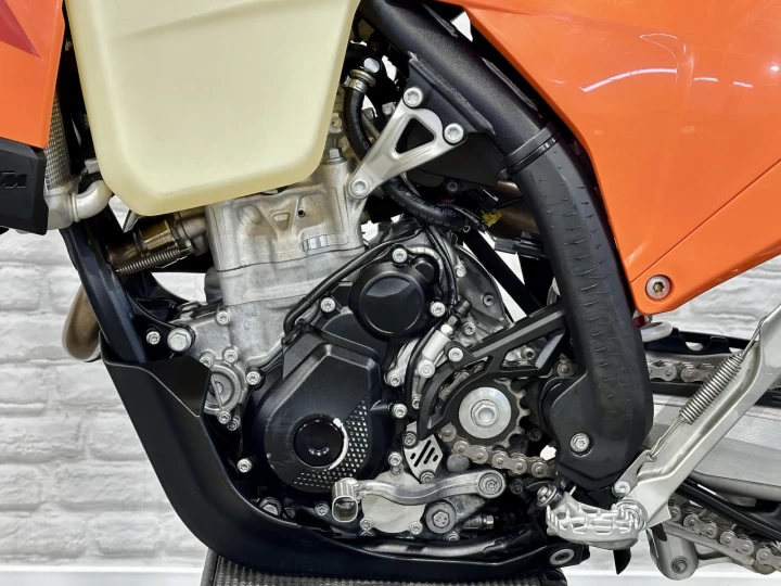 2025 KTM 250 XC-F EFI + 4 TEMPS + SEULEMENT 32 HR + IMPECCABLE & COMME NEUF A1 