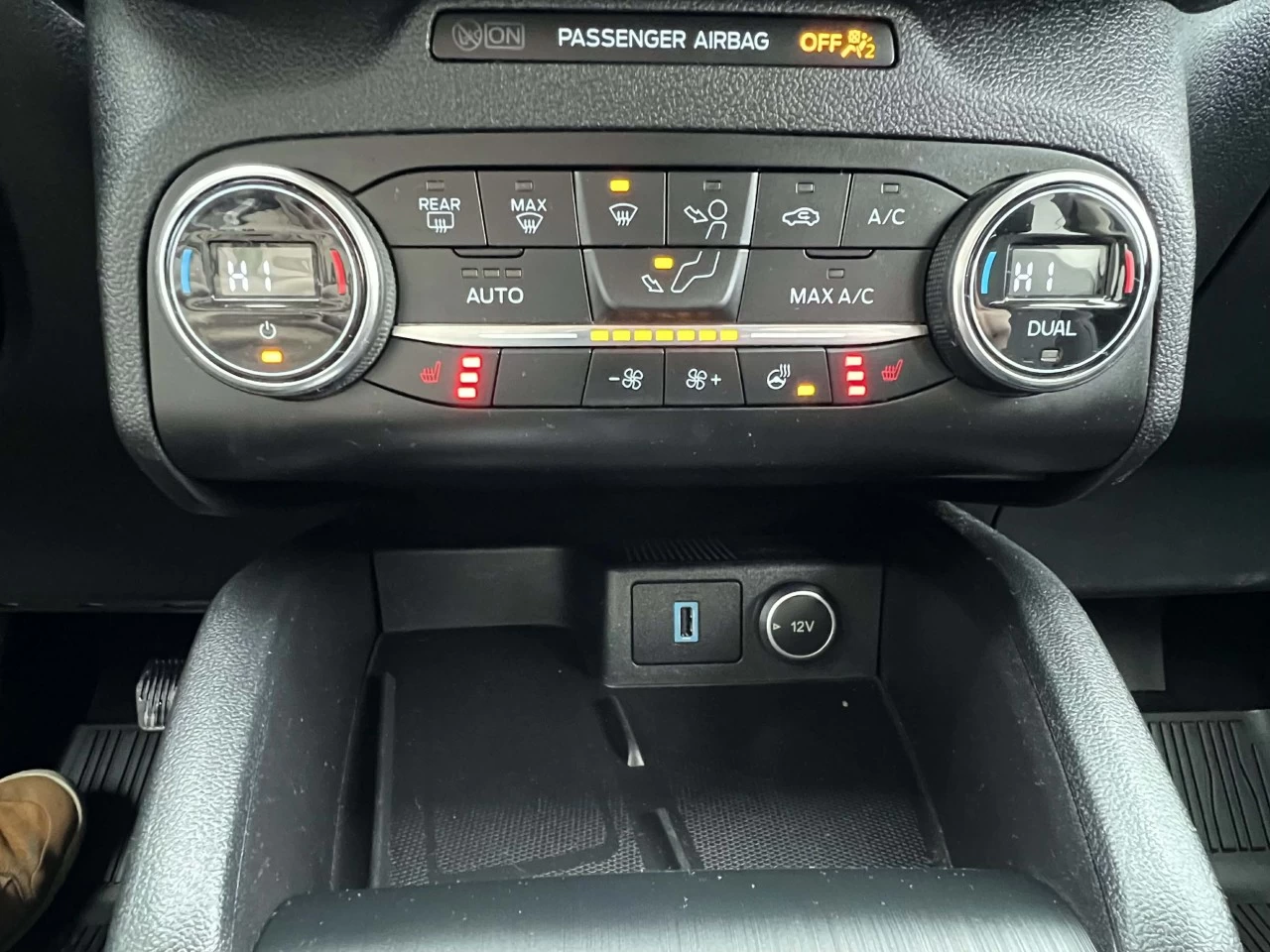 2020 FORD ESCAPE TITANIUM HYBRIDE AWD + 91150 KM + MODELE LUXUEUX & TOUTE ÉQUIPÉE  Image principale