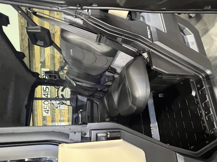 2025 BRP CAN-AM DEFENDER MAX CREW HD-10 LIMITED + 4WD + DPS + 650 KM SEULEMENT + 6 PASSAGERS + TOUTE ÉQUIPÉE+ RARE & A1 