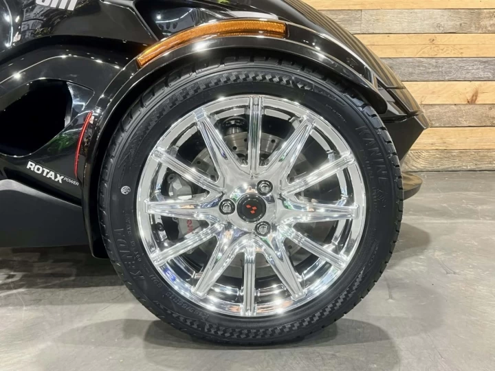 2015 BRP CAN-AM SPYDER ST LIMITED SE-5 (SEMI-AUTOMATIQUE) + BAS KM 26699 KM + GPS + RADIO + SACCOCHE + COULEUR RARE & A1 
