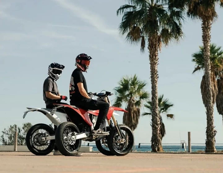 2026 STARK FUTURE VARG SM - SUPERMOTO 100% VE - ELECTRIQUE + MOTO LEGALE SUR ROUTE + 60 H.P @ 80 H.P + GARANTIE DE 2 ANS + RARE 