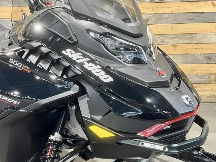 2025 BRP SKI-DOO RENEGADE ENDURO 900 ACE TURBO 130 H.P I.T.C 137'' + REV GEN5 + ECRAN COULEUR 10'' + GPS + AIR RIDE + SEULEMENT 2836 KM 