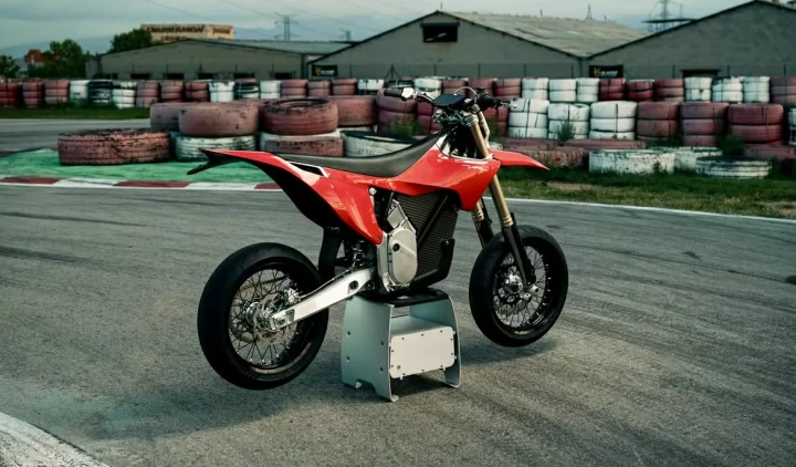 2026 STARK FUTURE VARG SM - SUPERMOTARD + LEGALE SUR LA ROUTE + 60 HP @ 80 HP + 2 ANS DE GARANTIE + QUANTITÉ LIMITÉE 