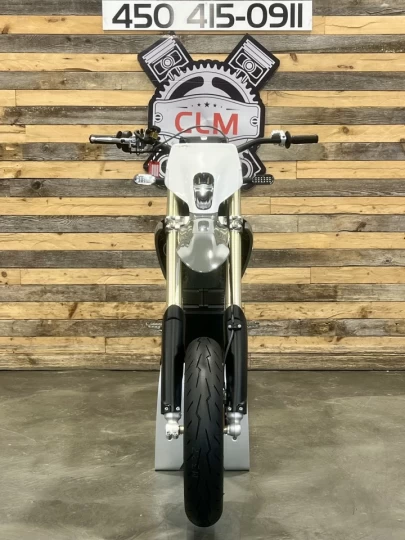 2026 STARK FUTURE VARG SM - SUPERMOTO 100% VE - ELECTRIQUE + MOTO LEGALE SUR ROUTE + 60 H.P @ 80 H.P + GARANTIE DE 2 ANS + RARE 