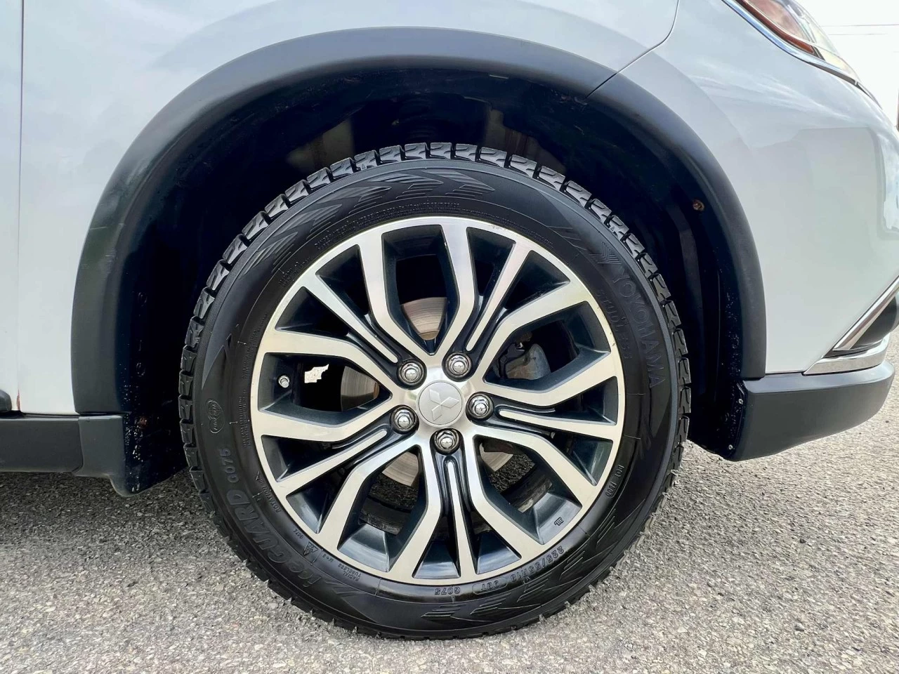 2017 MITSUBISHI OUTLANDER E.S AWD/4X4 + 7 PASSAGERS + CUIR + TOUTE ÉQUIPÉE + A1  Image principale