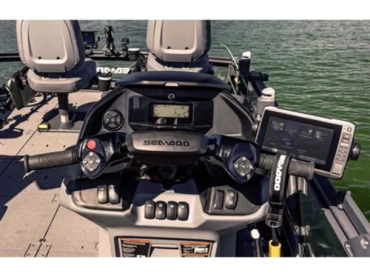 2025 BRP SEA-DOO SWITCH 18' EDITION FISH 170 H.P + IBR + IDF + AUDIO + GPS + TOIT BIMINI + REMORQUE + SEULEMENT 4 HR 