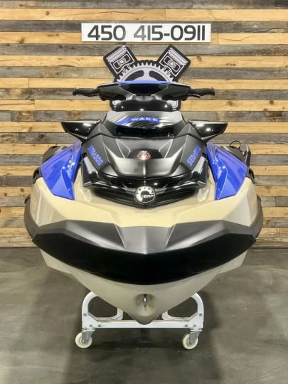 2025 BRP SEA-DOO WAKE PRO 230 H.P + IBR + VTS + IDF + AUDIO + ENSEMBLE TECH + 3 PASSAGERS + SEULEMENT 24 HR + RARE & A1 