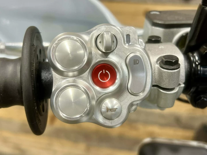 2025 STARK FUTURE VARG EX 60 HP @ 80 HP + LÉGALE SUR LA ROUTE + NEUF 0 KM + GARANTIE 2 ANS 