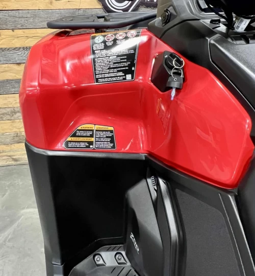 2023 BRP CAN-AM OUTLANDER MAX 700 XT EFI + DPS + 4X4 + 742 KM SEULEMENT + TREUIL + MAGS 