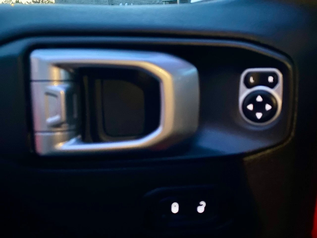 2019 JEEP WRANGLER UNLIMITED EDITION SAHARA 4X4 + TOIT ELECTRIQUE SKY + INYERIEUR CUIR +COULEUR RARE  Image principale