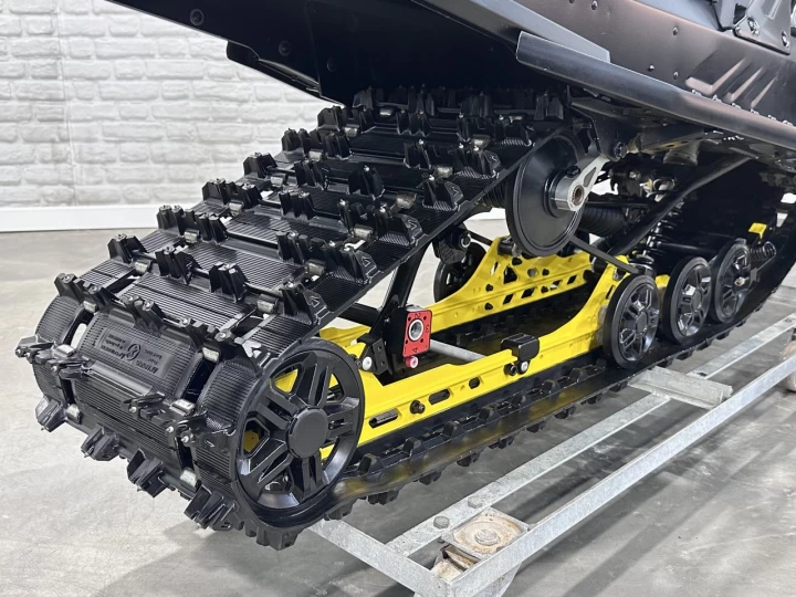 2024 BRP SKI-DOO RENEDAGE ADRENALINE AVEC ENSEMBLE ENDURO 9AA cc ACE EFI 137'' + SEULEMENT 2951 KM + ECRAN 10'' + REV GEN5 + RARE & A1 