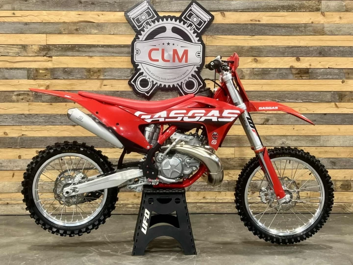 2023 GASGAS MC 250 + 2 TEMPS + SEULEMENT 3.8 HEURES + MX-MOTORCROSS + RARE & IMPECABLE A1 
