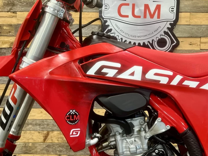 2024 GAS GAS MC 250F EFI + SEULEMENT 3 HR + DEMARREUR ELECTRIQUE + 4 TEMPS + RARE & CONDITION A1 