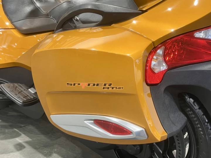 2024 BRP CAN-AM SPYDER RT-S SE-6 (SEMI-AUTOMATIQUE) + ROTAX 1330 EFI + SEULEMENT 38579 KM + RARE & A1 