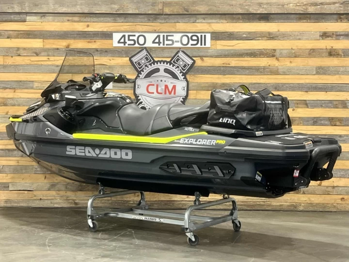2025 BRP SEA-DOO EXPLORER PRO 230 H.P + IBR + VYS + AUDIO PREMIUM + GPS + SAC LINQ + PARE-BRISE + TOILE + SEULEMENT 3 HR 