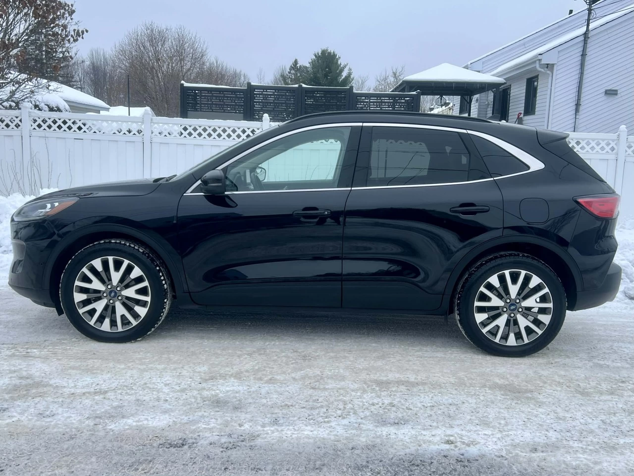 2020 FORD ESCAPE TITANIUM HYBRIDE AWD + 91150 KM + MODELE LUXUEUX & TOUTE ÉQUIPÉE  Image principale
