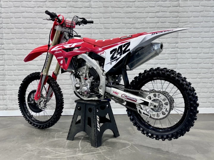 2024 HONDA CRF 250R PGM-FI + 4 TEMPS + SEULEMENT 52.5 HEURES + RARE & A1 