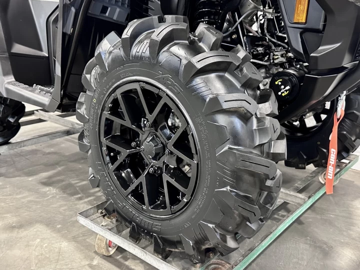 2026 BRP CAN-AM OUTLANDER X-MR 700 EFI + 4WD + DPS + SEULEMENT 815 KM + GARANTIE B.E.S.T 2030 + RARE & A1 