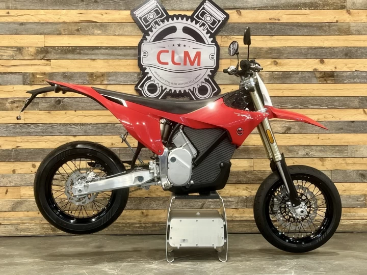 2026 STARK FUTURE VARG SM - SUPERMOTO 100% VE - ELECTRIQUE LEGALE SUR LA ROUTE+ 60 H.P @ 80 H.P + GARANTIE 2 ANS 