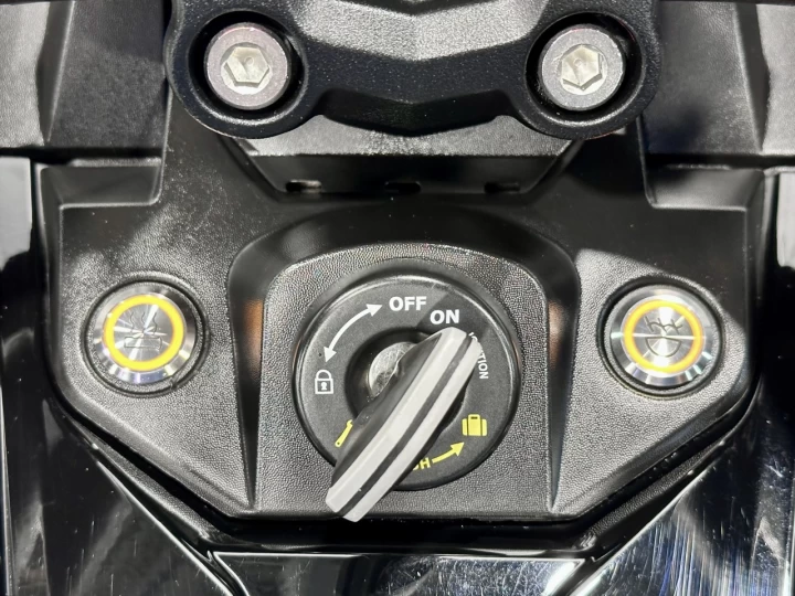 2023 BRP CAN-AM SPYDER F3 SE-6 = SEMI-AUTOMATIQUE + ROTAX 1330 ACE EFI + SEULEMENT 18205 KM + TOUT NOIR + RARE & A1 