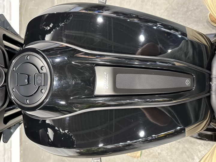 2024 HARLEY DAVIDSON FLHX STREET GLIDE 117 p.c = 1923 cc EFI + ECRAN 12'' GPS + BAS KM 5543 KM + COULEUR RARE & A1 