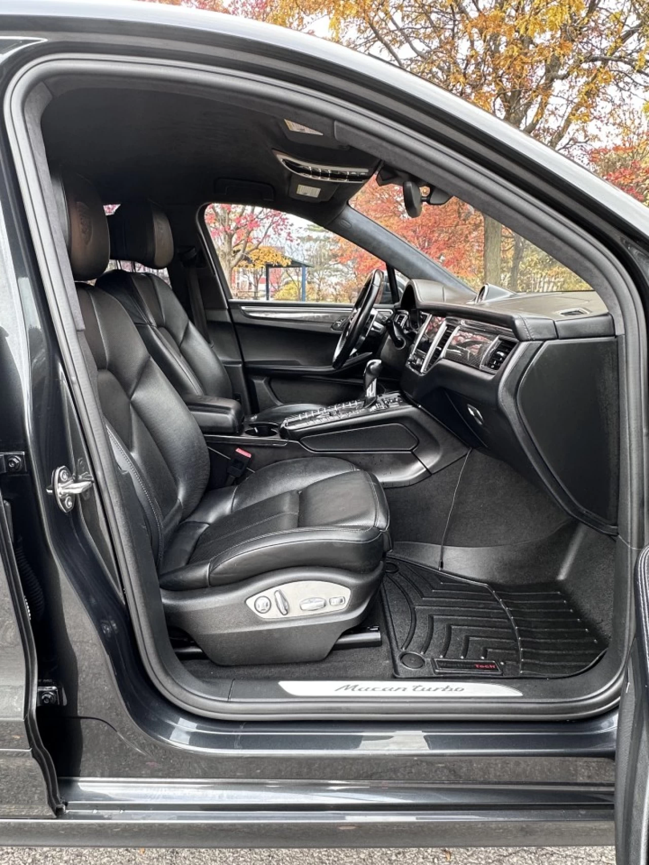 2017 PORSCHE MACAN TURBO + 440 HP AVEC ENS.PERFORMANCE PORSCHE + 4WD + MAGS 21'' + TOUTE ÉQUIPÉE  Image principale