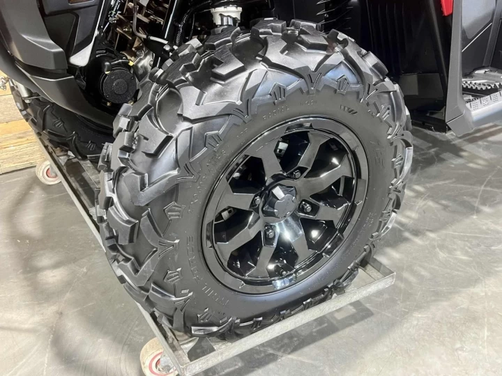 2023 BRP CAN-AM OUTLANDER MAX 700 XT EFI + DPS + 4X4 + 742 KM SEULEMENT + TREUIL + MAGS 