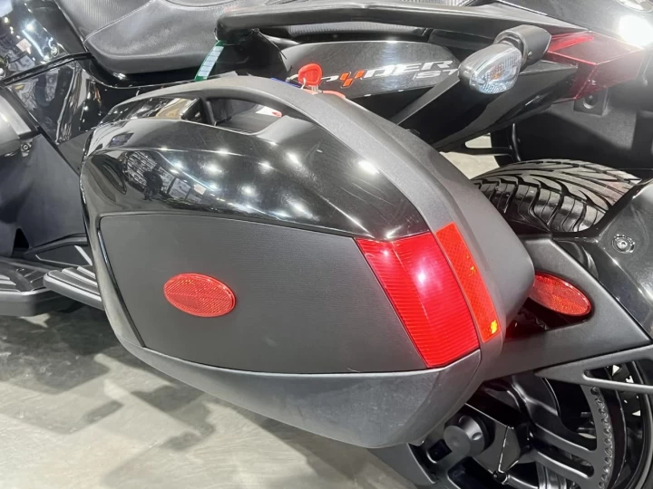 2015 BRP CAN-AM SPYDER ST LIMITED SE-5 (SEMI-AUTOMATIQUE) + BAS KM 26699 KM + GPS + RADIO + SACCOCHE + COULEUR RARE & A1 