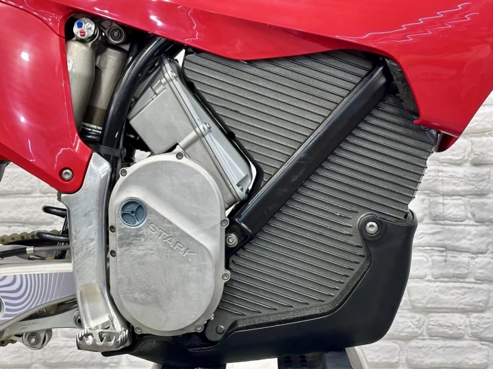 2026 STARK FUTURE VARG 1..2 MX ALPHA 80 H.P + 100% VE-MOTOCROSS ELECTRIQUE + UNITÉ DÉMO 70 HR + GARANTIE 2028 + RARE & A1 